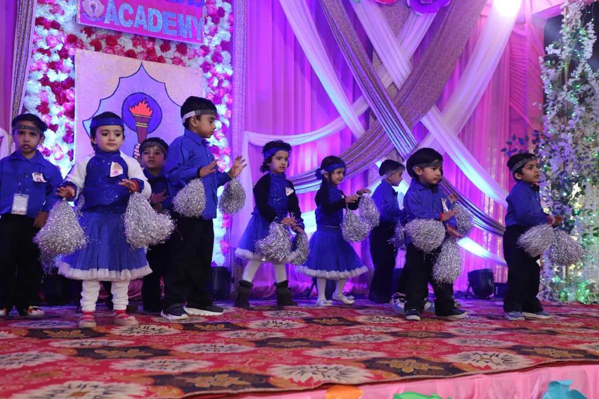 क्रिसमस पर अचीवर्स एकेडमी ने मनाया वार्षिक उत्सव